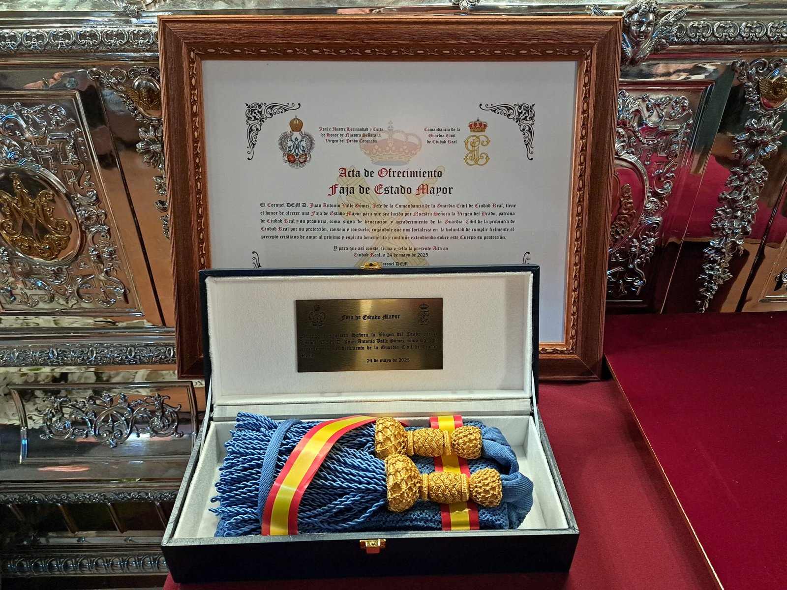 OFRECIDO UN FAJÍN DEL ESTADO MAYOR A LA VIRGEN DEL PRADO